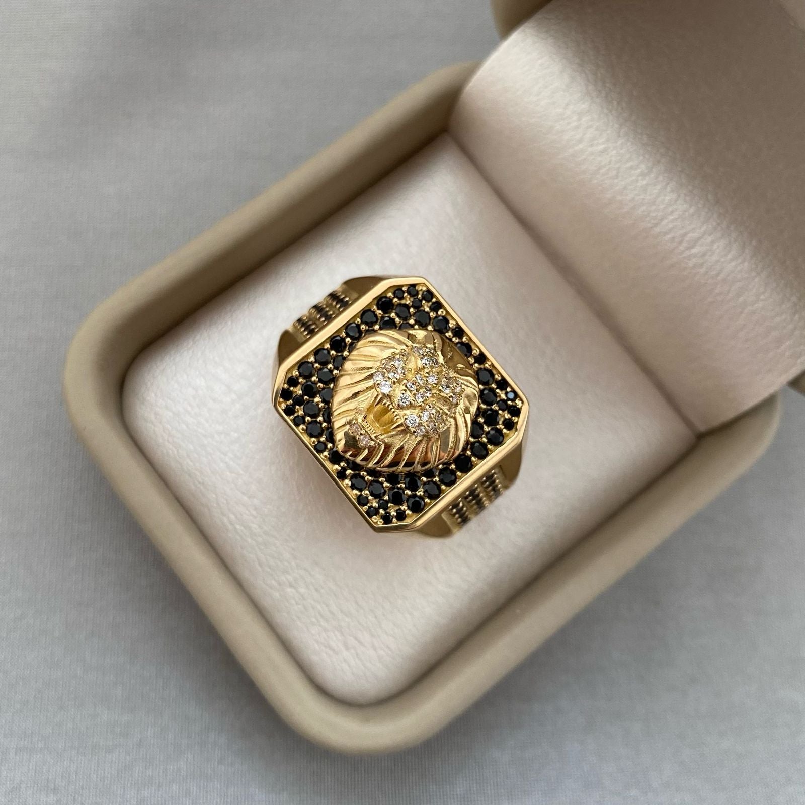 Anillo leon casting negro (POR FABRICACION) Oro amarillo 18k / Talla 9 / 20,0 Gr